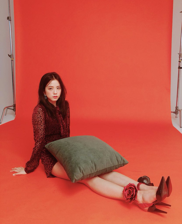 blackpink-jisoo-instagram-photo-17-july-2018-behind-the-scenes-cosmopolitan-photoshoot-3-158642440120319935414