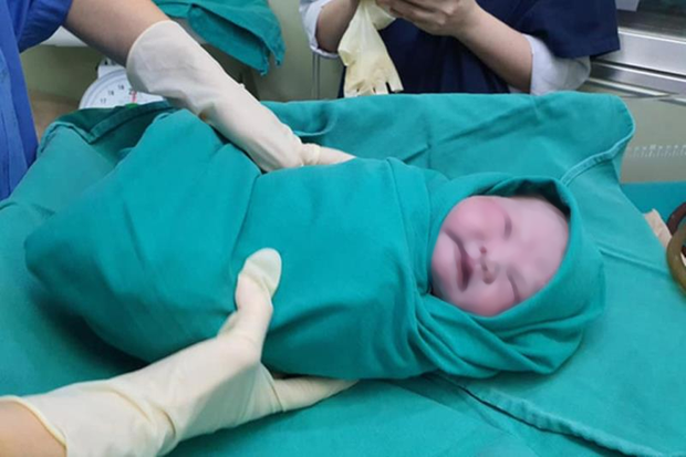 Con gái của nữ điều dưỡng Bệnh viện Bạch Mai chào đời trong khu cách ly.