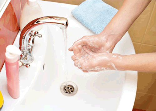 Nước ấm và xà phòng giúp làm sạch bồn rửa mặt
