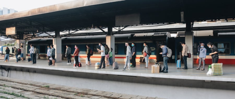 Hành khách xuống tàu đứng xếp hàng và giữ khoảng cách an toàn 2m để khai báo y tế, lấy mẫu xét nghiệm. (Ảnh: Tổ quốc)