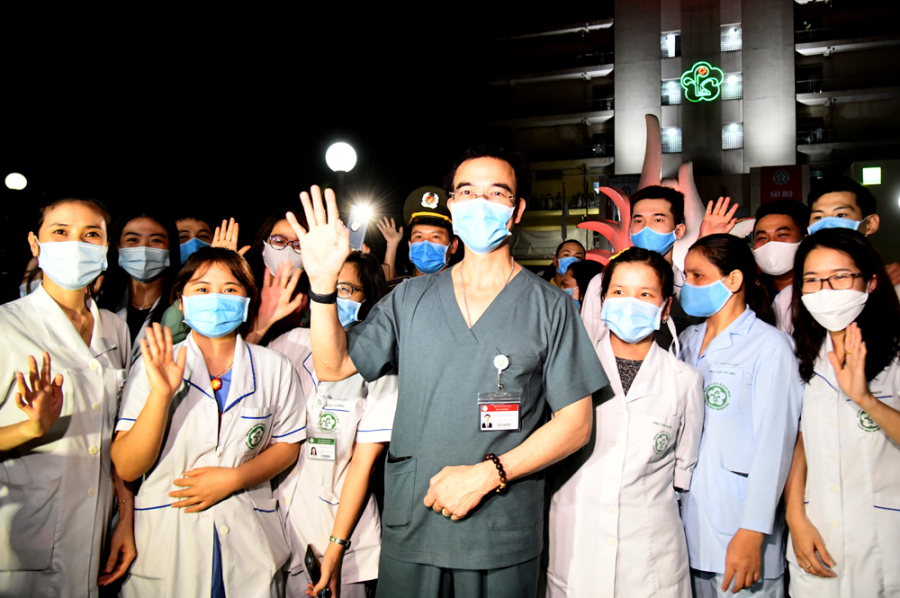 Giám đốc Bệnh viện Bạch Mai Nguyễn Quang Tuấn cùng các y, bác sĩ trong thời khắc bệnh viện được gỡ phong tỏa.
