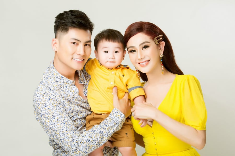 Vợ chồng Lâm Khánh Chi hạnh phúc bên con trai cực kháu khỉnh.