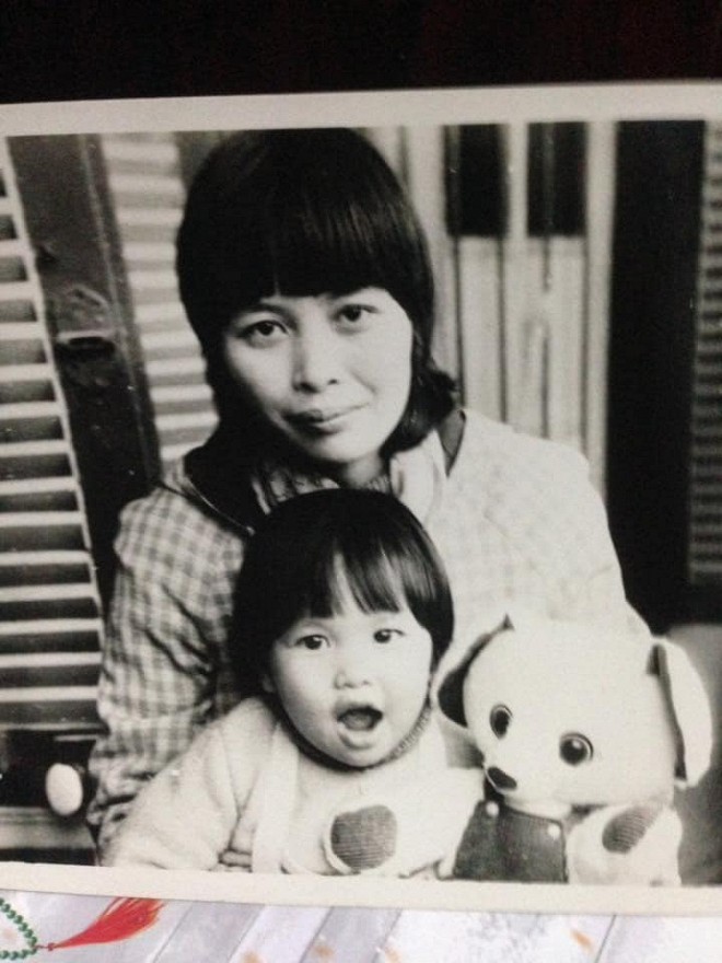 Hình ảnh Hà Anh bên mẹ lúc nhỏ.