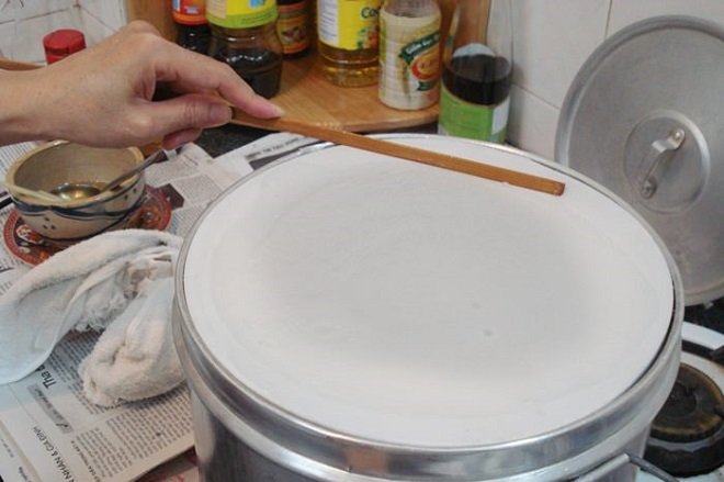 Cách làm bánh cuốn bằng nồi hấp cũng rất đơn giản