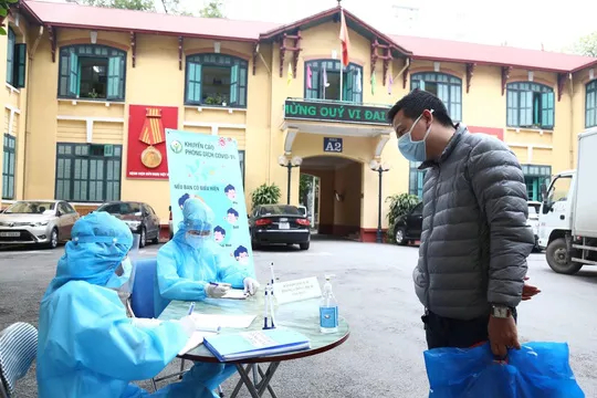 Bệnh viện Việt Đức tổ chức sàng lọc bệnh nhân tới khám và điều trị.