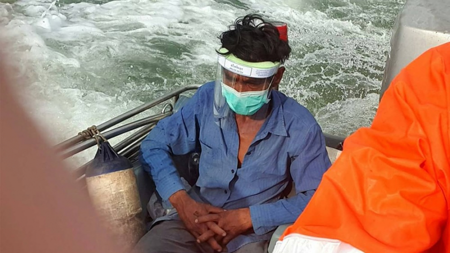 Người đàn ông bơi qua biển để về nhà sau khi biên giới đóng cửa. (Ảnh: Thai Residents)