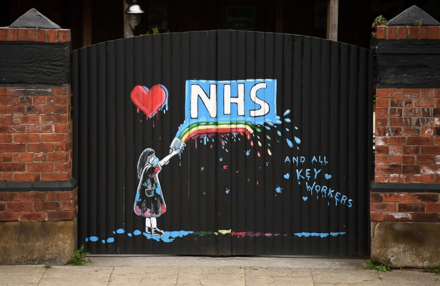 Đây là bức tranh phun sơn ở Pontefract, Anh, tái hiện lại logo của dịch vụ Y tế Quốc gia Anh (NHS). Ngoài ra, trong bức tranh còn xuất hiện thêm hình ảnh cầu vồng và trái tim, đó là lời tri ân gửi đến các nhân viên NHS đã tham gia điều trị bệnh nhân Covid-19.