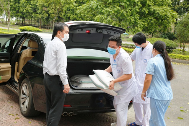 Bố của bệnh nhân 211 gửi tặng 200kg gạo cùng nhiều nhu yếu phẩm khác cho đội ngũ y bác sĩ Bệnh viện Đa khoa Ninh Bình.
