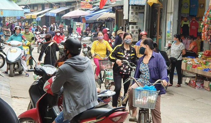 Khu vực chợ Vạn Phúc (quận Hà Đông) tập trung khá đông người mua bán. (Ảnh: Hà Nội mới)