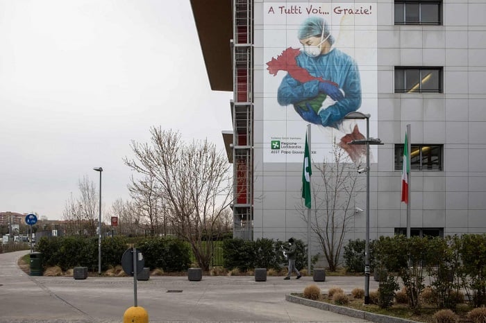Tại Bergamo, Italy, những nghệ sĩ đường phố đã tôn vinh đội ngũ y tế bằng cách đã vẽ lên bức tường bệnh viện Papa Giovanni XXIII hình ảnh một nhân viên y tế đang ôm trọn 