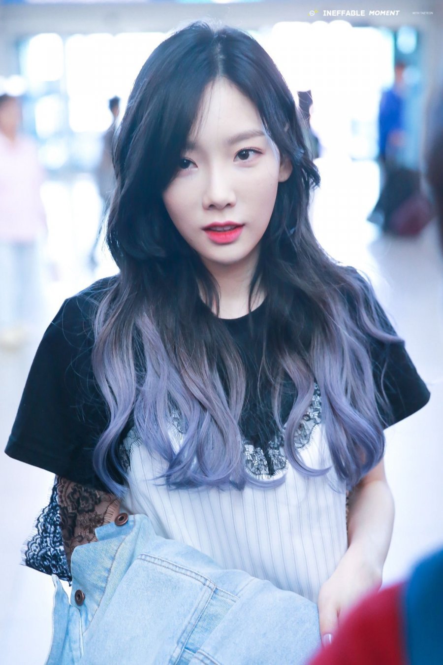 Để thêm phần cá tính Taeyeon ombre phần dưới của tóc màu xanh tím khói