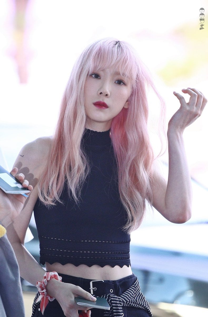Taeyeon từng gây sốt với diện mạo mới nhất của mình đó chính là mái tóc hồng nổi bật cùng chiếc khuyên mũi vô cùng cá tính
