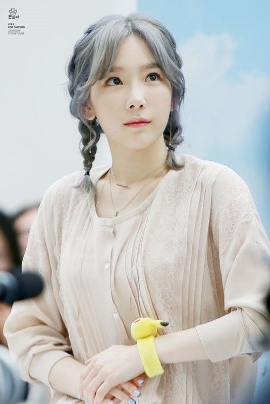 Những kiểu tết tóc 2 bên của Taeyeon từng là chủ đề nóng 1 thời vì khi để kiểu tóc này nhìn cô như gái 18,19 chứ không phải U30