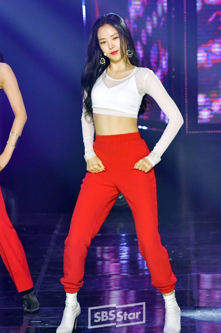 Naeun luôn thuộc top đầu những ngôi sao sở hữu body đẹp nhất K-Pop