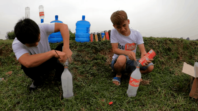 Hưng Vlog và em trai làm tên lửa nước bằng cách sang chiết bình gas mini.