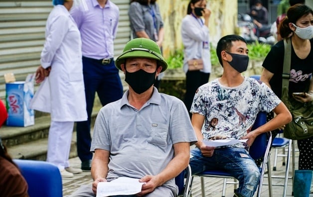 Hình ảnh người dân chờ xét nghiệm ở chợ đầu mối phía Nam (Hoàng Mai, Hà Nội). Ảnh:  Pháp luật & Xã hội 