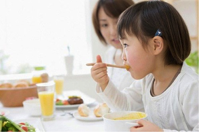 Cho con ăn quá nhiều chất cũng không tốt cho hệ tiêu hóa non nớt của bé