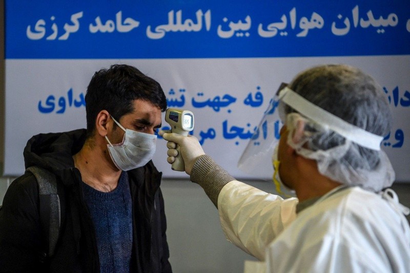 Nhân viên y tế kiểm tra thân nhiệt tại thủ đô Kabul, Afghanistan. Ảnh: AFP