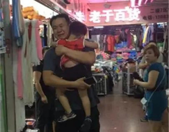 Người bố không kìm được xúc động khi ôm con trong vòng tay