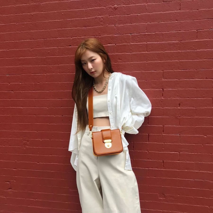 Seulgi cực chất với full set trắng : croptop + quần vải ống rộng cạp cao và jacket mỏng