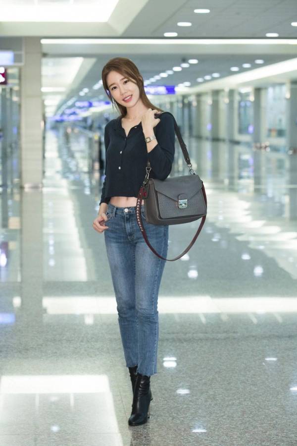 Chị đẹp Yoo In Na tạo điểm nhấn cho outfit với đôi boots cao gót cực sang chảnh
