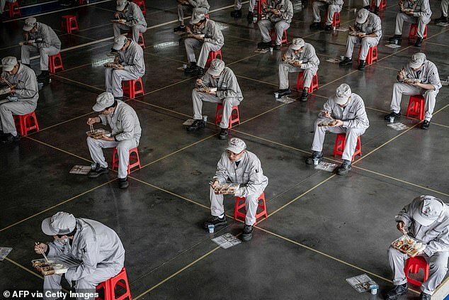 Công nhân ngồi ăn trưa cách nhau đùng 2m tại nhà máy Dongfeng Honda ở Vũ Hán.