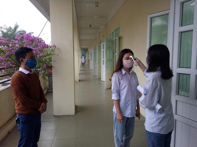 Học sinh trường THPT Nam Đông Quan (Huyện Đông Hưng, Thái Bình) được kiểm tra thân nhiệt trước khi vào lớp. (Ảnh: PL&XH)