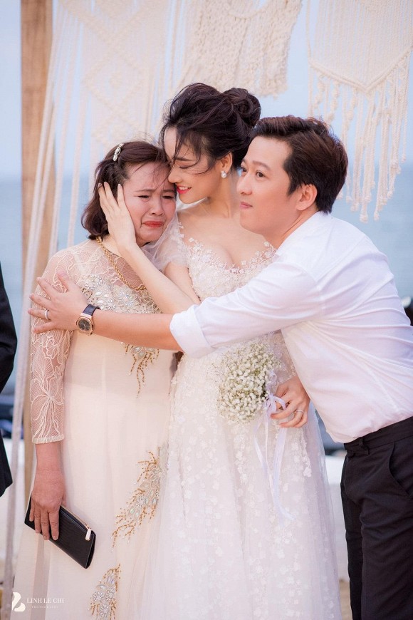 Hình ảnh ba Nhã Phương cầm tay con gái trao con rể và mẹ của cô bật khóc lần đầu được công bố.