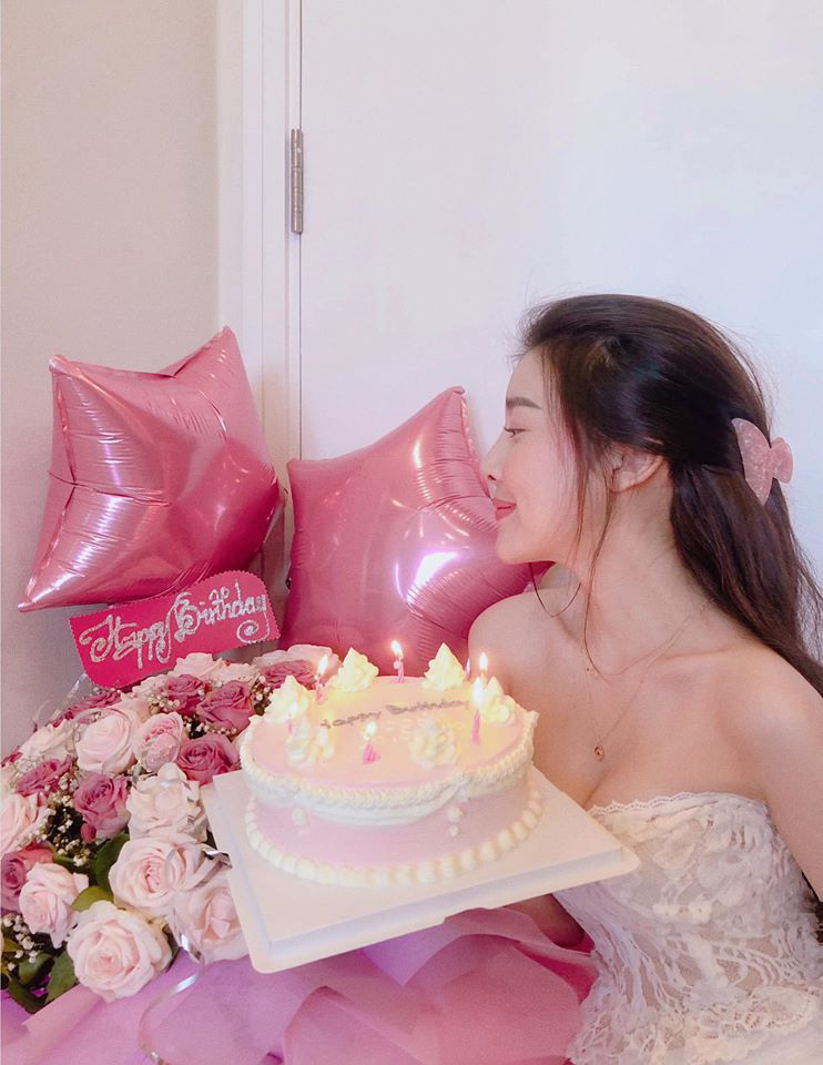 20/4 là sinh nhật tuổi 30 của nữ diễn viên. Ngay từ sáng sớm, cô nàng đã đăng tải bức ảnh xinh đẹp chụp bên bánh sinh nhật và hoa.