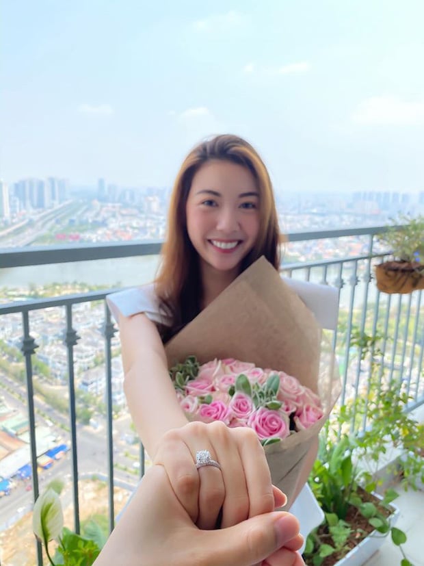 Thúy Vân khoe được bạn trai cầu hôn vào dịp 8/3 vừa qua. Những chia sẻ của Thúy Vân khiến dân tình vô cùng hào hứng chờ ngày người đẹp chính thức diện váy cưới lên xe hoa.