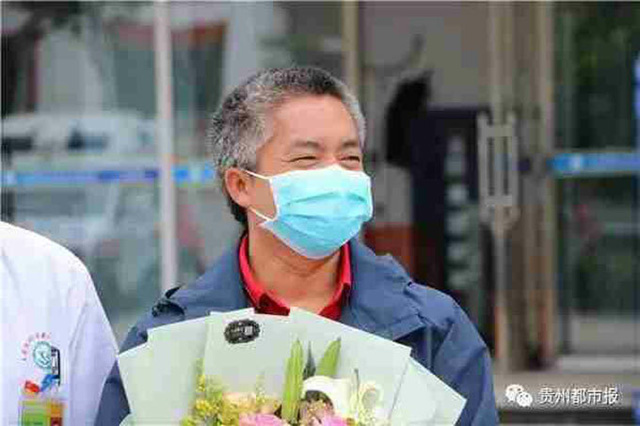 Hình ảnh y tá Wang Benxua được tặng hoa trước khi rời Vũ Hán để trở về Quý Châu hôm 1/4.