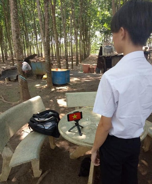 Những hình ảnh đẹp về buổi chào cờ trực tuyến của trường THPT chuyên Quang Trung (Bình Phước) nhận được nhiều lời tán thưởng của cư dân mạng.
