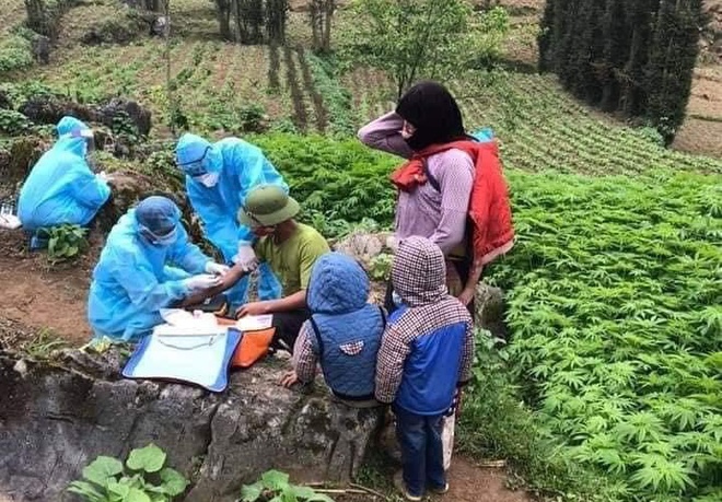 Cán bộ y tế lấy mẫu xét nghiệm cho người dân tại các thôn, bản nằm trên địa bàn huyện Đồng Văn, Hà Giang.
