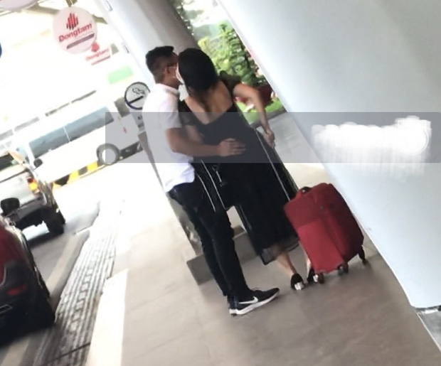Minh Hà và người đàn ông lạ mặt ôm hôn thân mật ở sân bay.