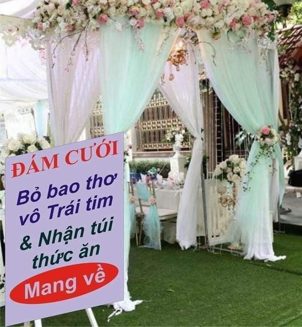 Hình ảnh rạp cưới cùng tấm biển thông báo gây chú ý.
