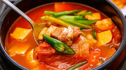 Món canh kim chi Hàn Quốc chua chua cay cay chắn chắn sẽ khiến gia đình bạn thích thú vô cùng