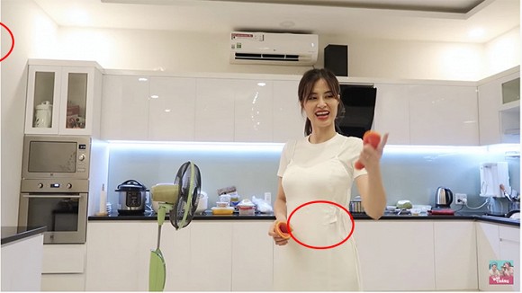 Mới đây, Đông Nhi đăng tải đoạn clip tự làm bánh kem tặng fan trong ngày sinh nhật fanclub. Tuy nhiên, nhiều người lại đổ dồn sự chú ý vào thân hình thay đổi bất thường của Đông Nhi. Có thể dễ dàng nhìn thấy vòng hai cô to hơn ngày thường rất nhiều. Đông Nhi vốn là nữ ca sĩ sở hữu thân hình mình hạc xương mai nên việc cô tăng cân vùn vụt đến phát tướng như thế thật sự khó xảy ra. Qua lần này khán giả lại có thêm một cơ sở tin cậy việc Đông Nhi đang mang thai con đầu lòng là thật.