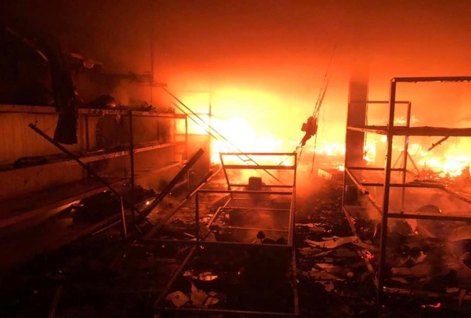 Cửa hàng điện máy bốc cháy dữ dội gây thiệt hại chừng 2 tỷ đồng.