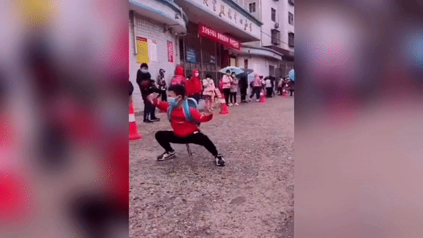 Cậu bé trình diễn màn kung fu sau khi được quay trở lại trường học.