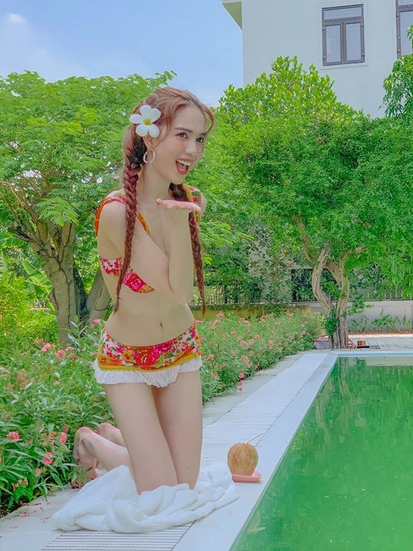 Mới đây, Ngọc Trinh đăng ảnh diện bikini tạo dáng ở hồ bơi ngoài biệt thự của cô. Nếu như trước đây, 