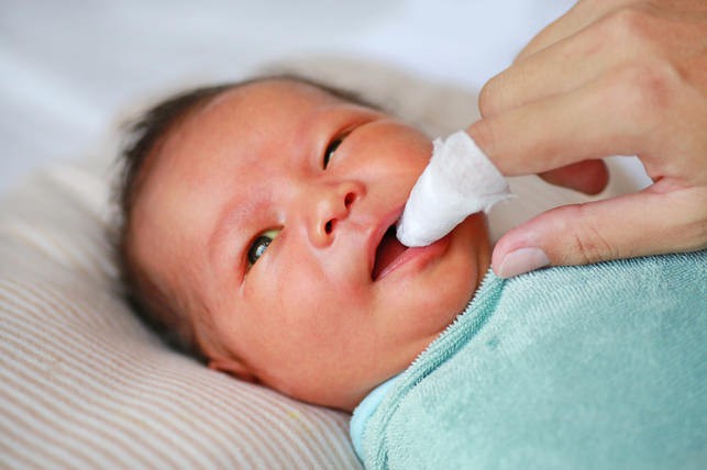 Chăm trẻ sơ sinh bố mẹ nên lưu ý vệ sinh miệng thường xuyên cho bé