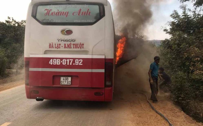 Chiếc xe khách bốc cháy dữ dội khi đang lưu thông trên đường.