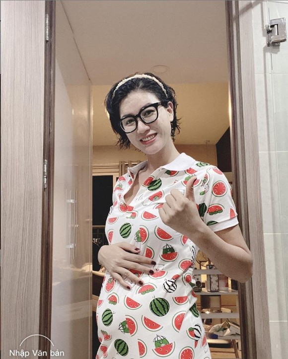 Mới đây, Trang Trần đăng tải bức ảnh ôm vòng 2 nhô cao và chia sẻ: 