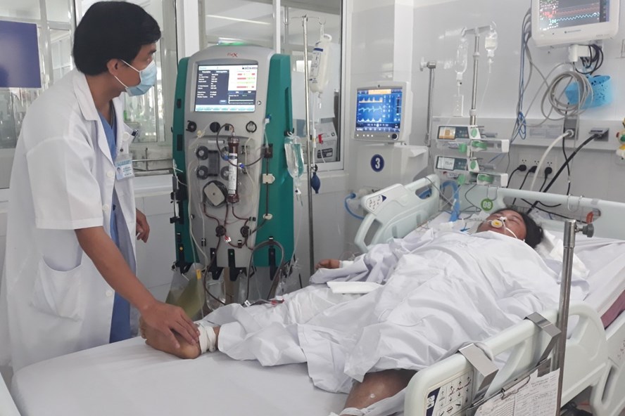 Bệnh nhân đang được điều trị tại bệnh viện sau khi ngộ độc nấm. Ảnh: BVĐN