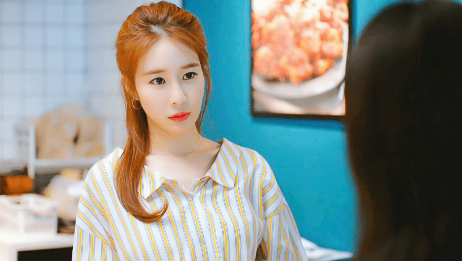 Diễn viên Yoo In Na dù đã U40 nhưng khi diện màu tóc cam san hô lên nhìn cô trẻ ra cả chục tuổi