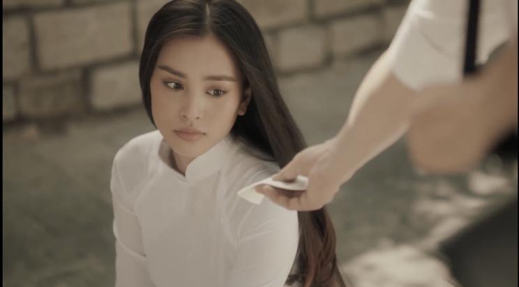 Trong MV này Tiểu Vy còn có tạo hình với mái tóc dài thướt tha vô cùng xinh đẹp