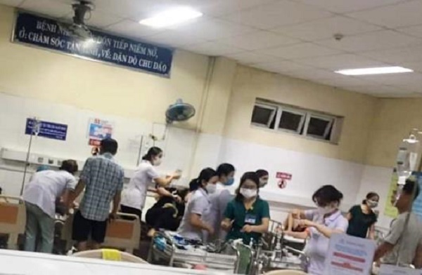 Người dân bị ngộ độc thực phẩm được điều trị tại bệnh viện.