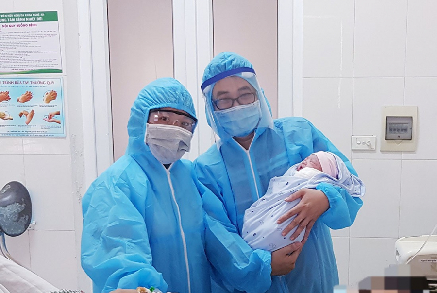 Bé gái nặng 3,5kg chào đời trong khu cách ly ở Nghệ An.