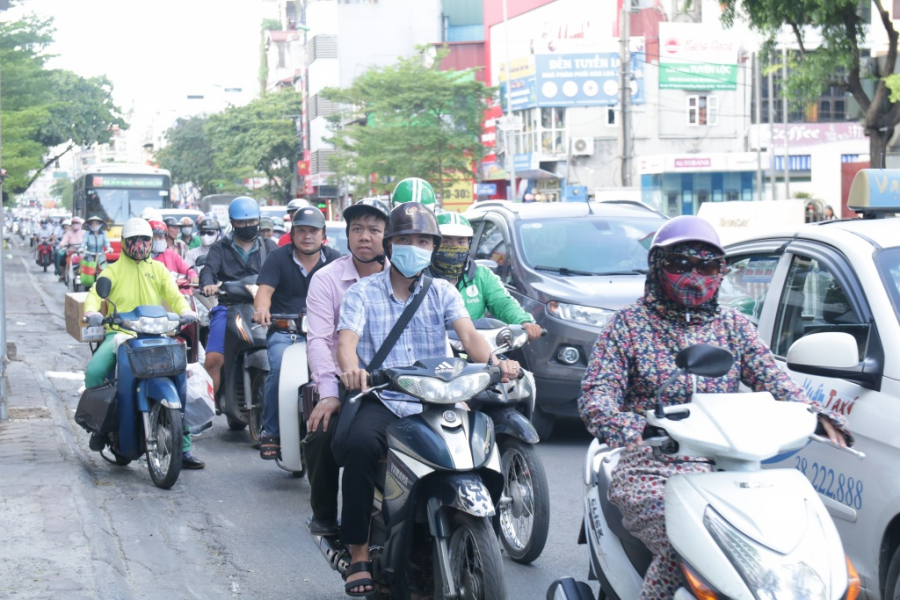 Theo quy định của Luật Giao thông đường bộ hiện hành, các phương tiện xe gắn máy phải bật đèn từ 19h hôm trước đến 5h hôm sau. (Ảnh minh họa)