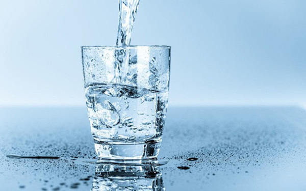 Uống nước trước giờ ăn giúp giảm cân